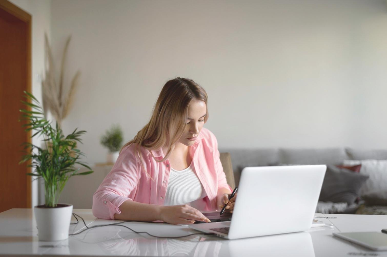 Consultation individuelle entre formateur et participant pour révision budgétaire
