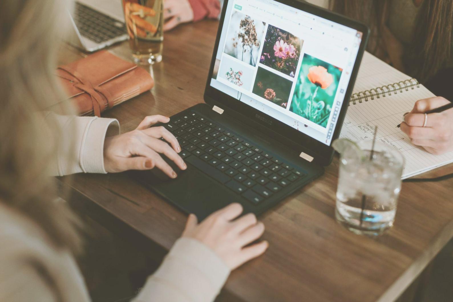 Groupe d'étudiants discutant de stratégies budgétaires lors d'un atelier collaboratif